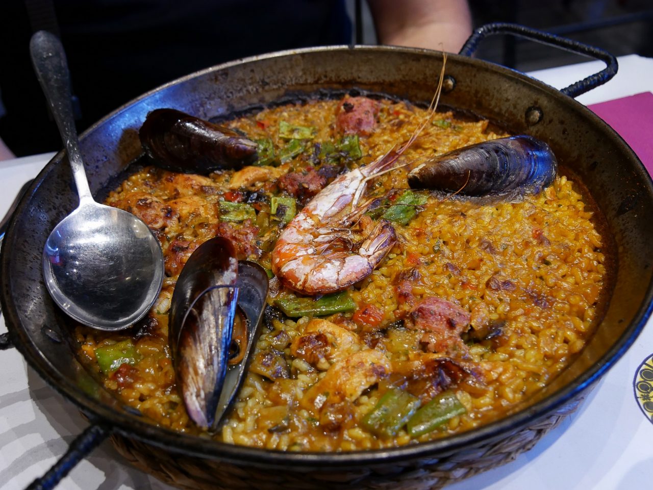 voyage découverte à barcelone - paella