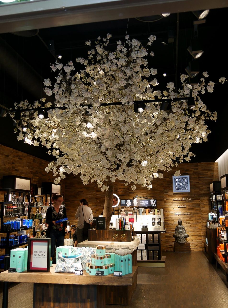 intérieur boutique rituals roca village barcelone - juliesliberties