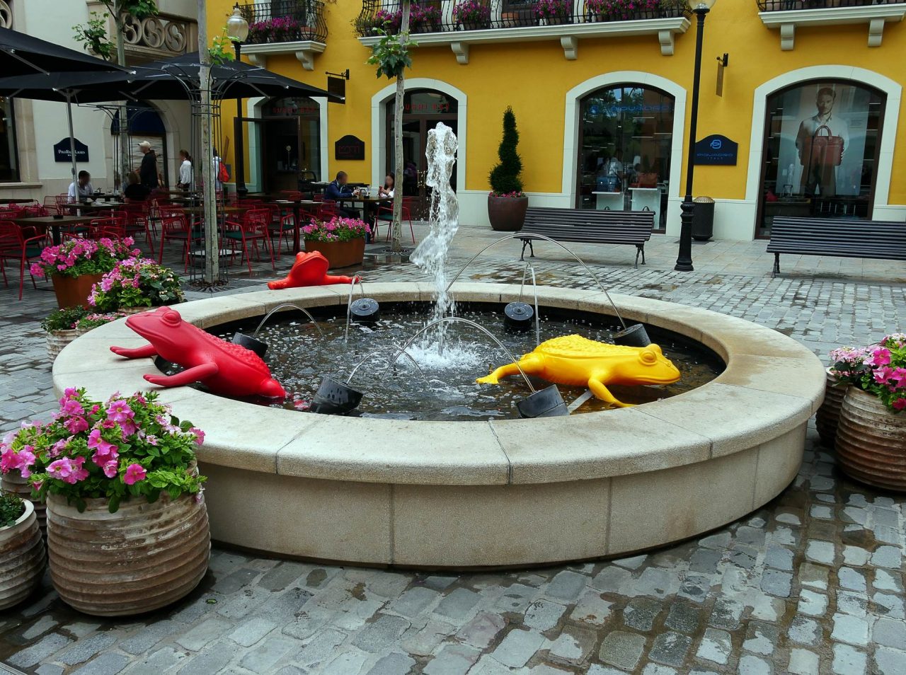 roca village barcelone expo 2 - juliesliberties