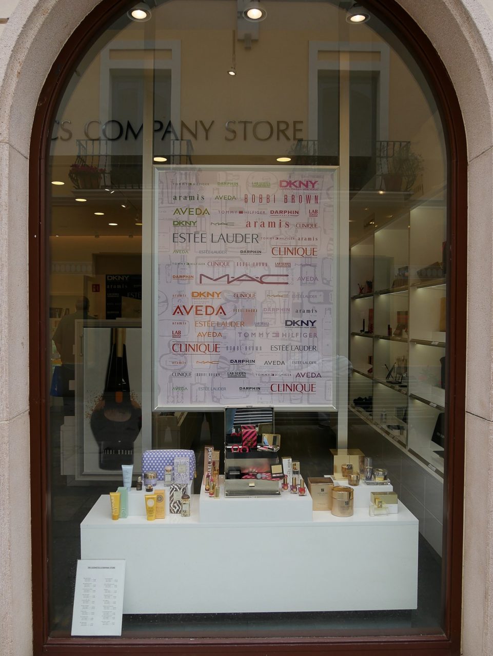 vitrine boutique cosmetiques roca village barcelone - juliesliberties