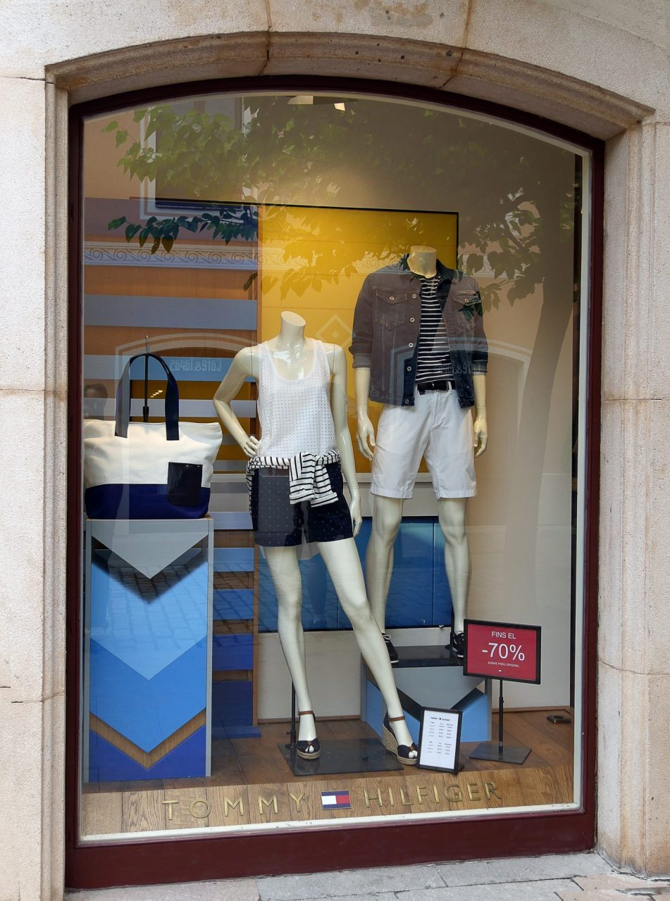 vitrine tommy hilfiger roca village barcelone - juliesliberties