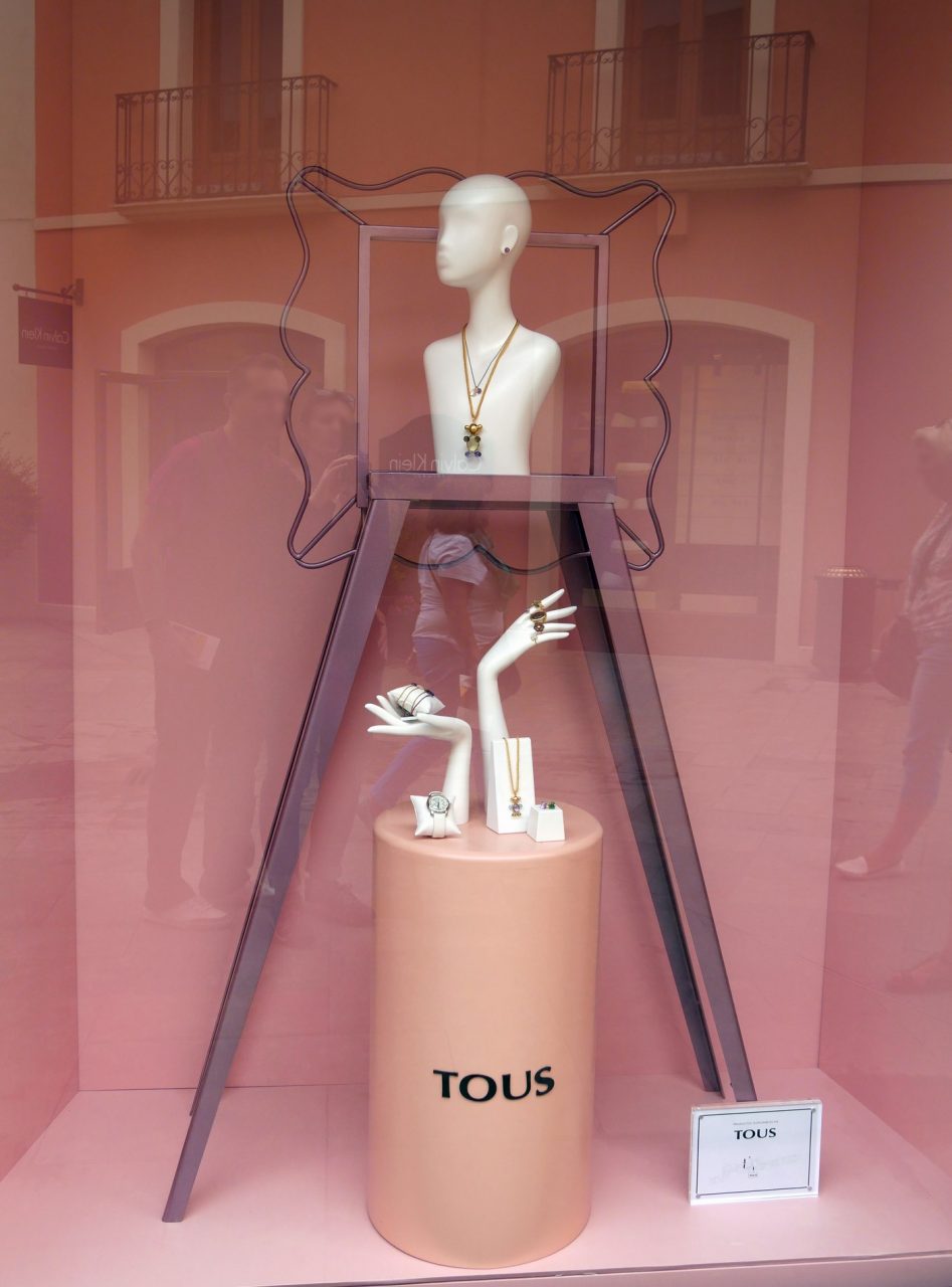 vitrine tous roca village barcelon -_juliesliberties