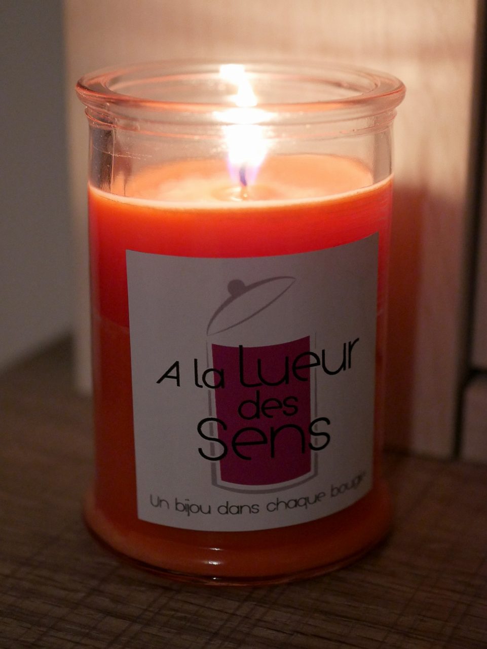 à la lueur des sens bougie framboise allumage - juliesliberties